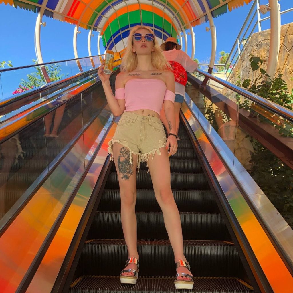 Лучшие эскорт услуги от Лера работает в Питере